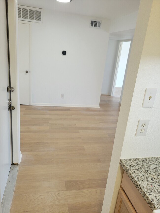 Building Photo - 8425 Hearth Dr