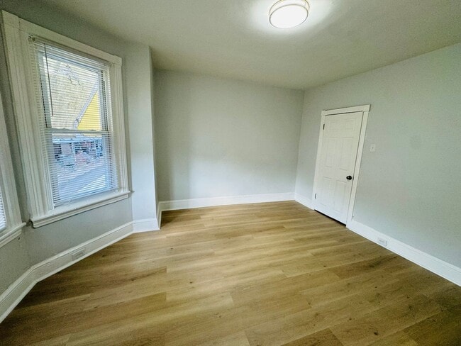 Building Photo - Remodeled 3b/1b House in South Philly! Section 8 Only
