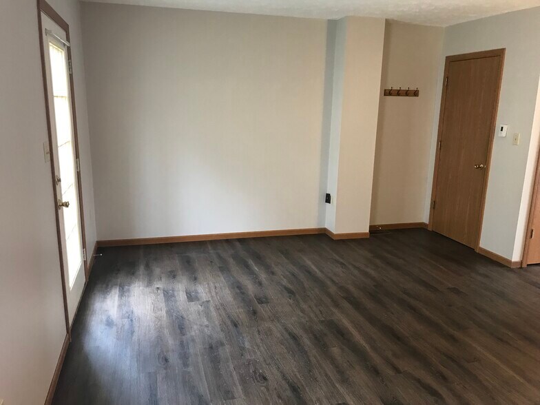 Building Photo - 116 Woodcrest Dr