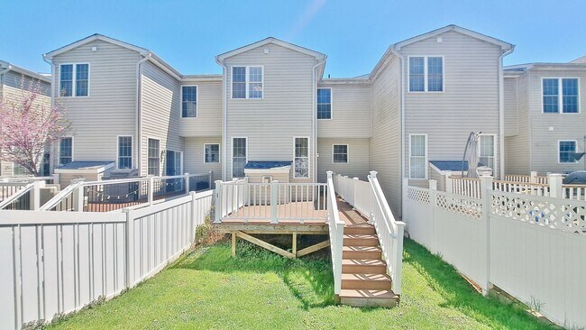 Building Photo - 3 Bed / 2 Full and 2 Half Bath Single Family Townhome