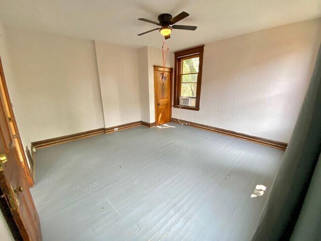 Building Photo - Spacious 5 bed/2 bath on Victor Mins. from...