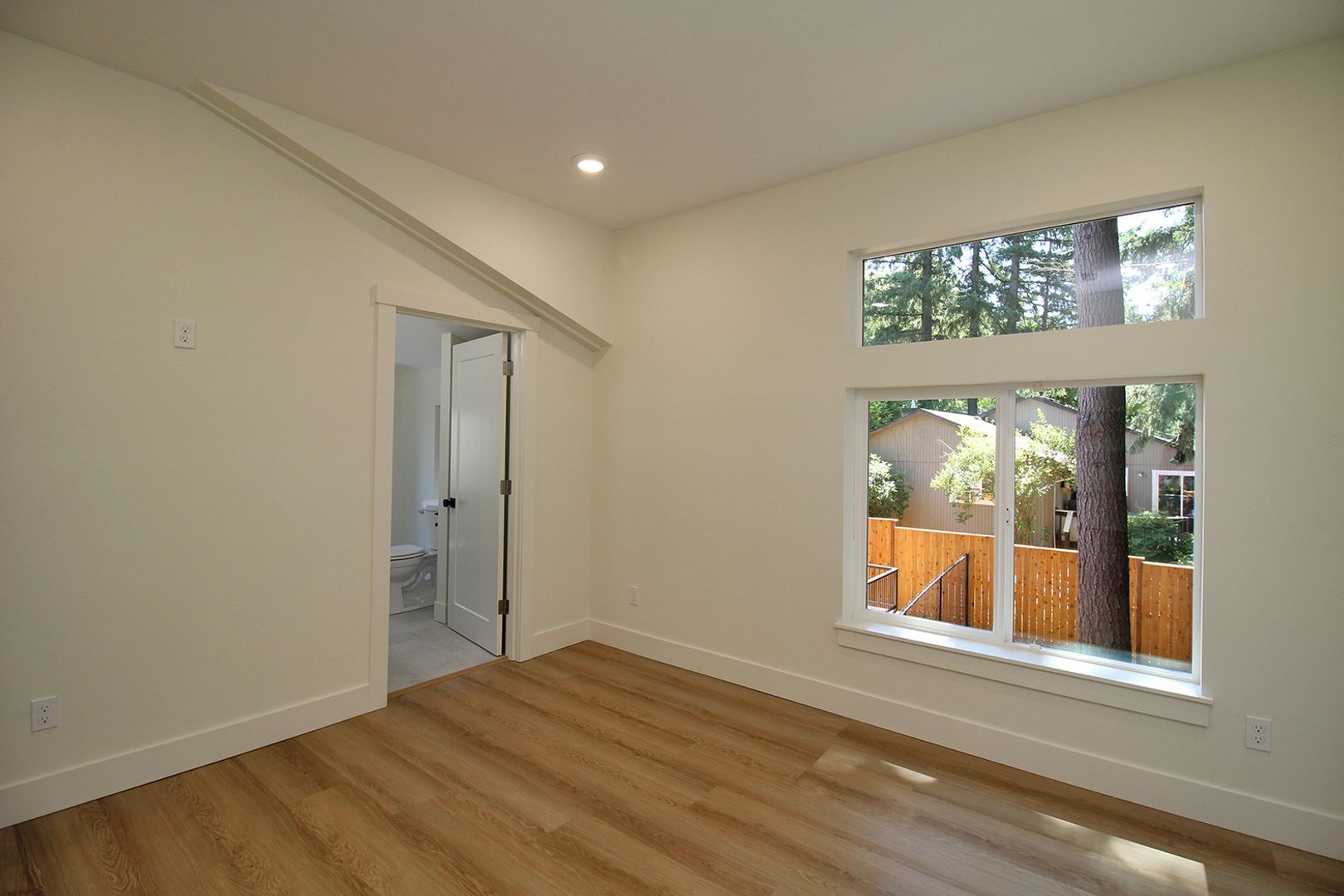 Building Photo - 4660-4660 SW Fairvale Ct