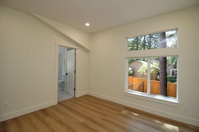 Building Photo - 4660-4660 SW Fairvale Ct