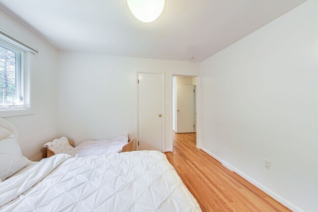 Building Photo - 3 bedroom/2 bath Light Filled Home Located in a Quiet Cul-de-Sac