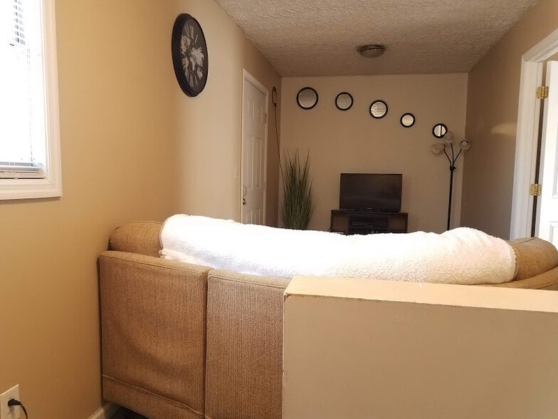 Family Room - 5323 Noyes Ave