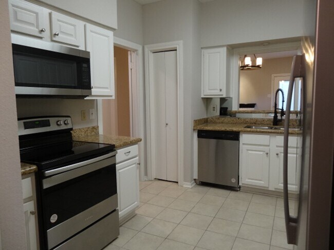 Building Photo - 864 Augusta Dr