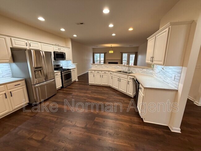 Building Photo - 15622 Troubadour Ln