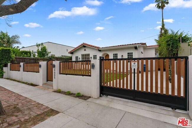 Building Photo - 9005 Rosewood Ave