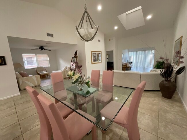 Building Photo - 5570 Royal Lake Cir