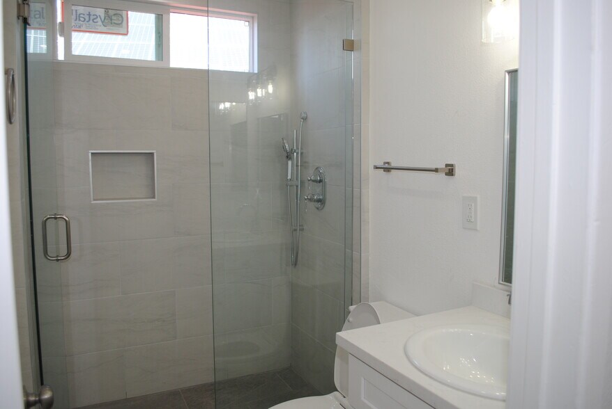 Hall bathroom - 5475 Mantua Ct