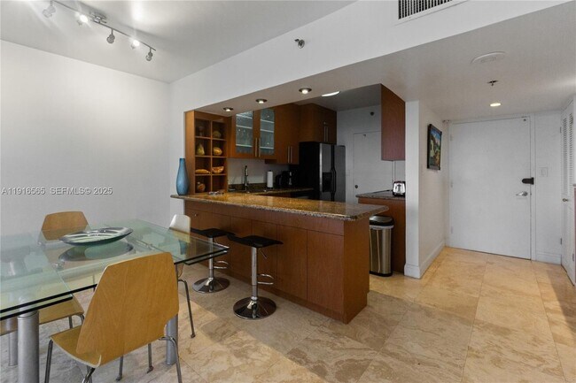 Building Photo - 100 Lincoln Rd