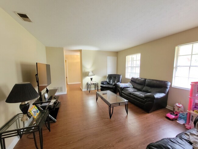 Building Photo - 2318 Vinkara Dr