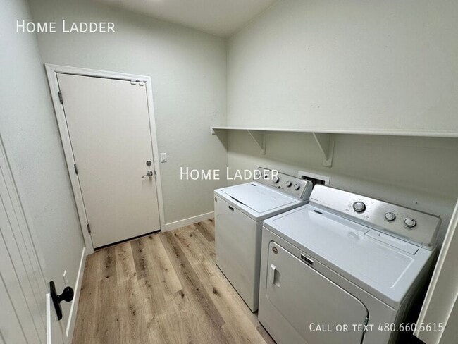 Building Photo - 3064 E Palmdale Ln