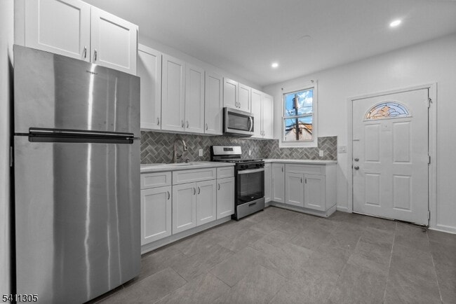 Building Photo - 467 Summer Ave