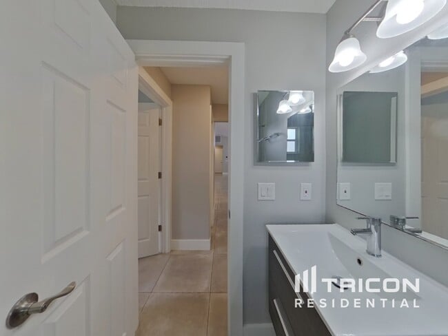Building Photo - 2400 Foxboro Ct