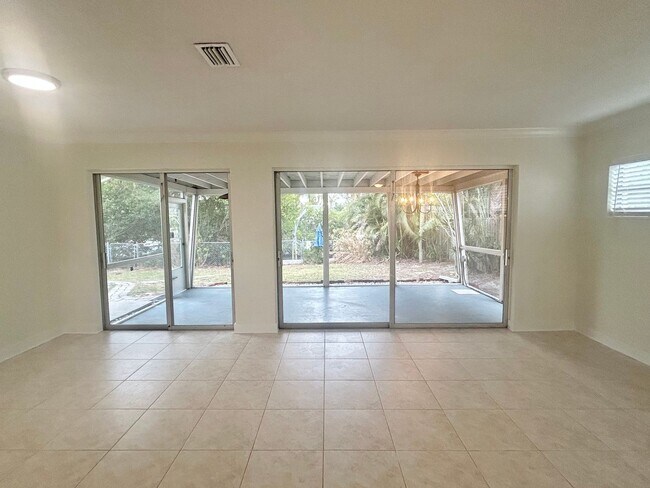 Building Photo - Charming 2 bedroom/1 Bathroom Home in Shore Acres