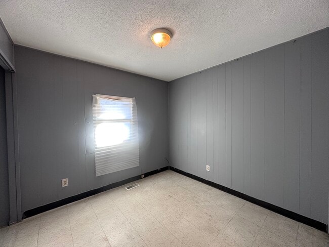 Building Photo - 1001 Shasta-