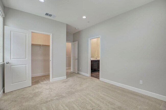 Building Photo - 1606 Lion St