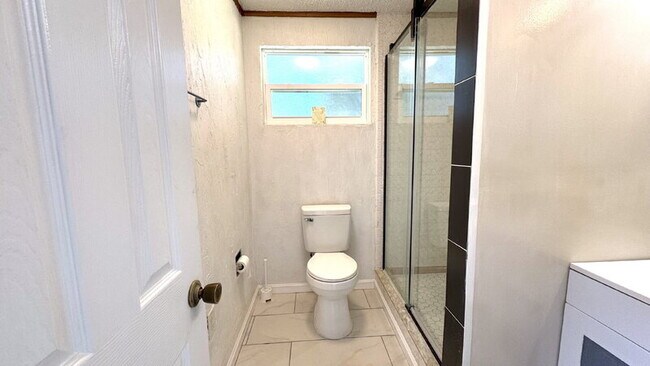 Building Photo - 1022 Lewis Dr