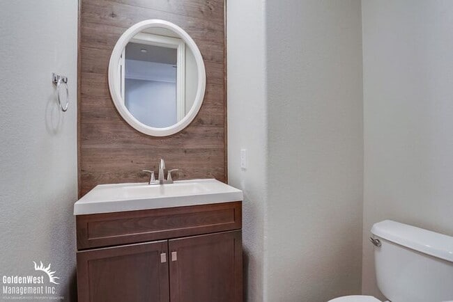 Building Photo - Beautiful 5Bdm 2.5Ba Home with Mountain Vi...