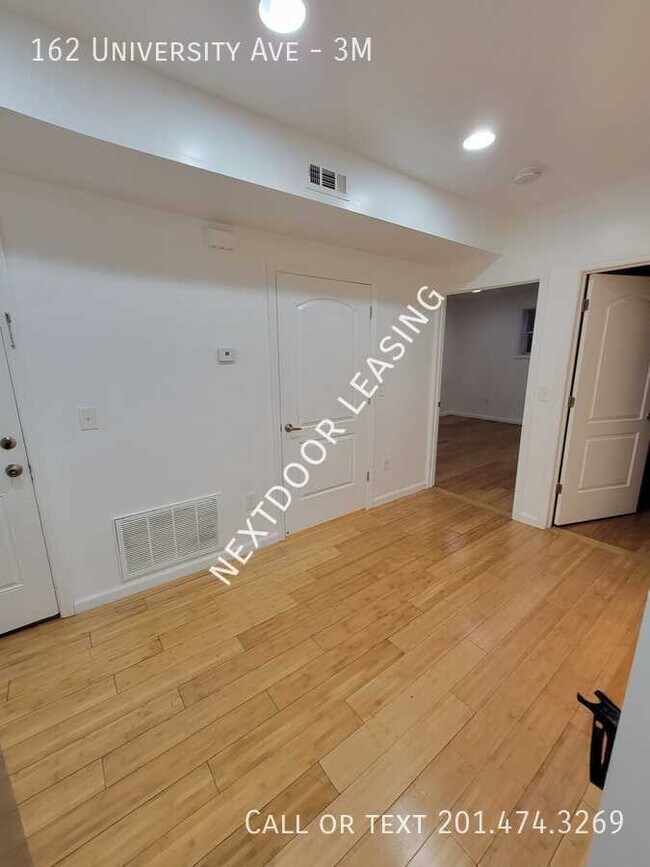 Building Photo - 162 University Ave