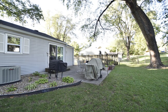 Building Photo - 5625 N Amoret Ave