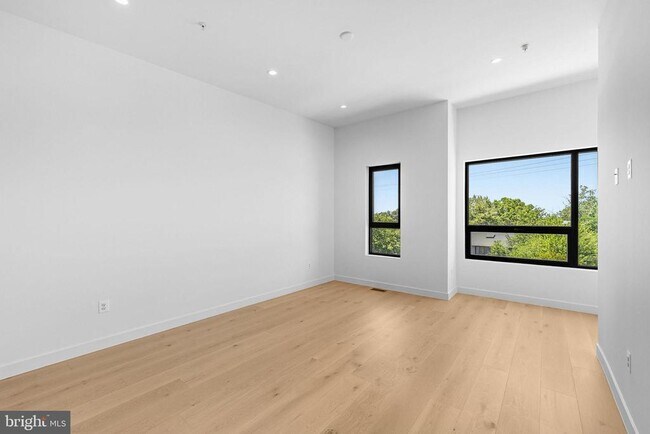 Building Photo - 2530 Elvans Rd SE