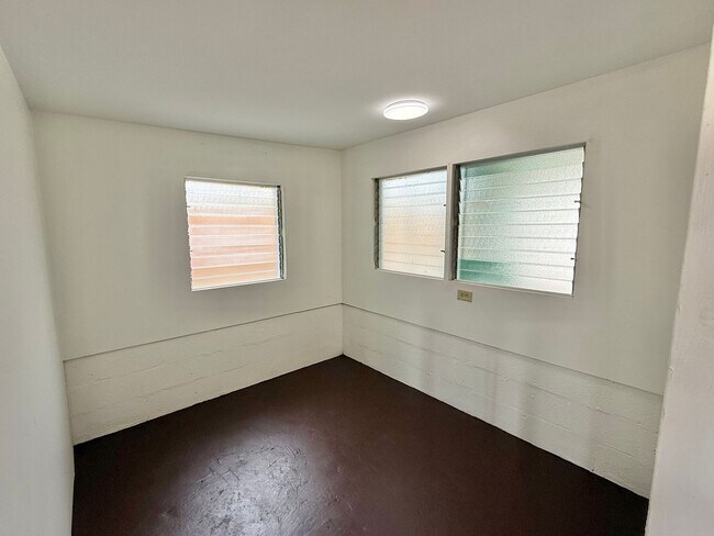 Building Photo - 4 Bedroom / 1.5 Bathroom Home on a Large L...