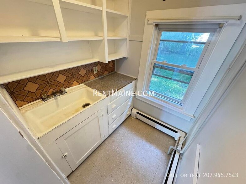 Building Photo - 232 Center St