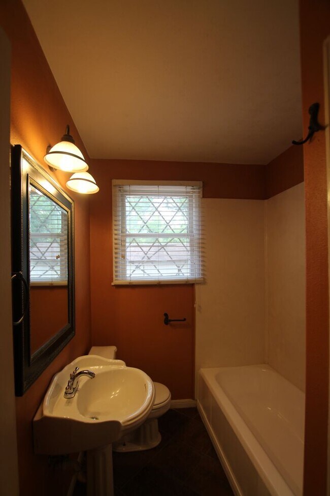 Building Photo - 3 Bedroom, 1.5 Bath Home in Central Tyler!