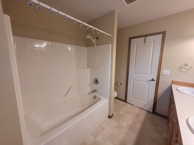 Building Photo - Spacious 3 Bedroom Home with Garage