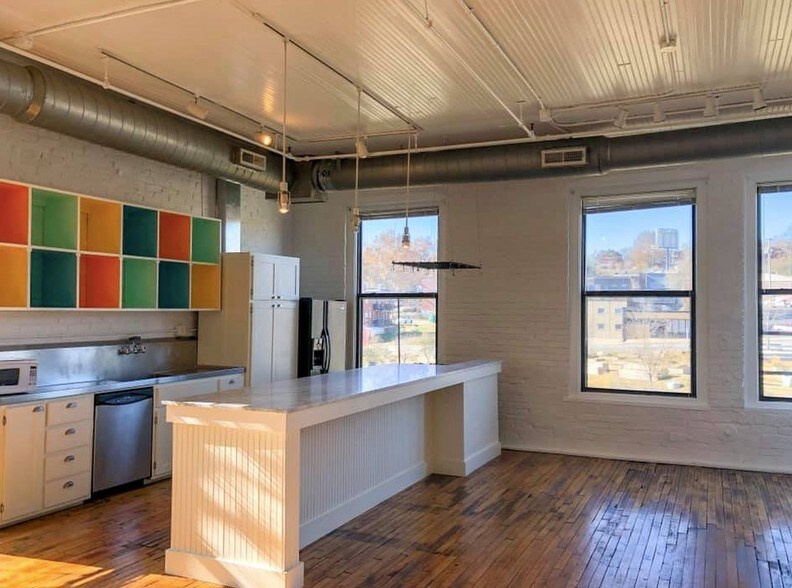 Building Photo - 1800 Central St