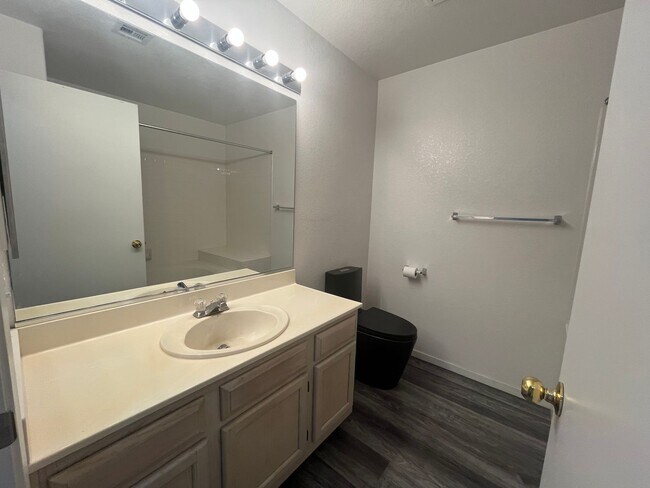 Building Photo - 2 bed, 2 bath condo located in gated community w/lush landscaping, 2 pools, spas, BBQ areas & clu...