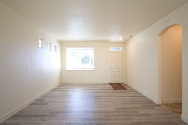 Building Photo - 3 Bedroom 2 bath!