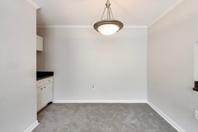 Building Photo - Clean & Fresh 2 + 2 close to METRO!