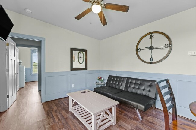 Building Photo - 2116 Las Flores Ln