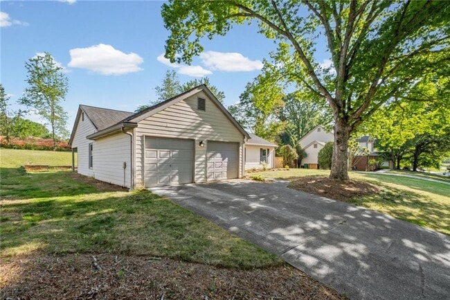Building Photo - 1194 Meadow Oaks Dr NW
