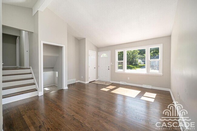 Building Photo - 806 SW Lea Dr