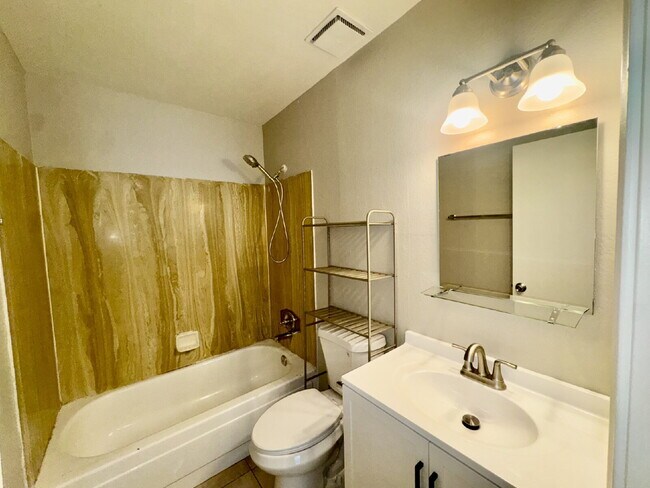 Building Photo - 2 bed 1 bath WTS included