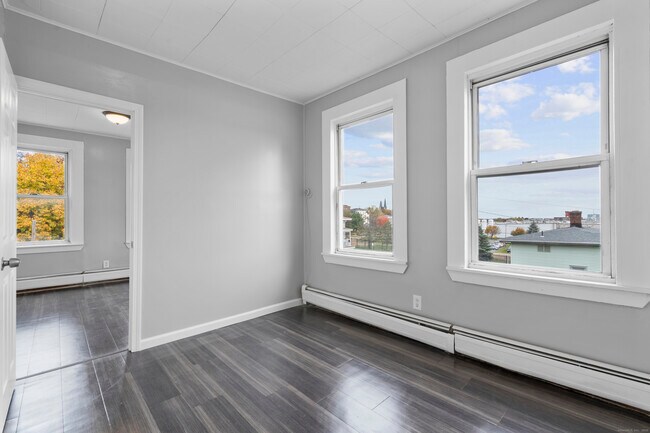 Building Photo - 14 Crown St