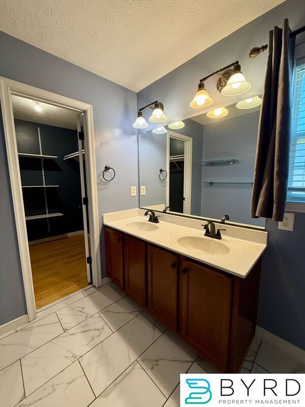 Building Photo - 1001 Greenview Dr