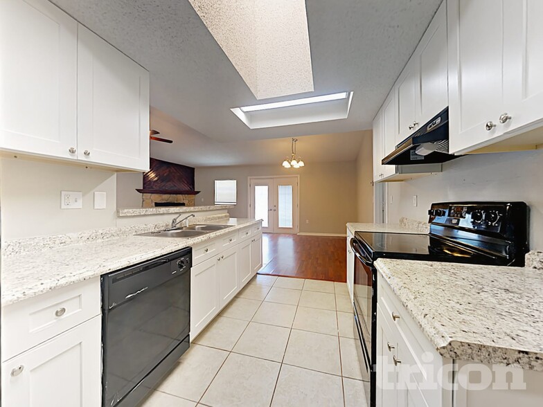 Building Photo - 13415 Twin Lake Ave