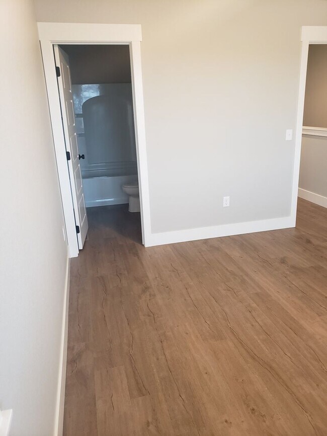 Building Photo - Ravishing 2 bed 2 1/2 bath condo in Annafield subdivision