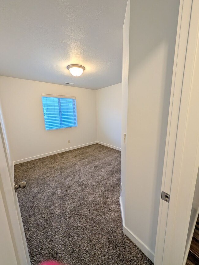 Building Photo - January Rent Free! 3 Bed 2 Bath Townhouse for Rent!