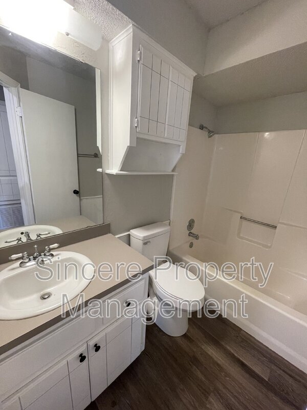 Building Photo - 2121 Lonnie Ln