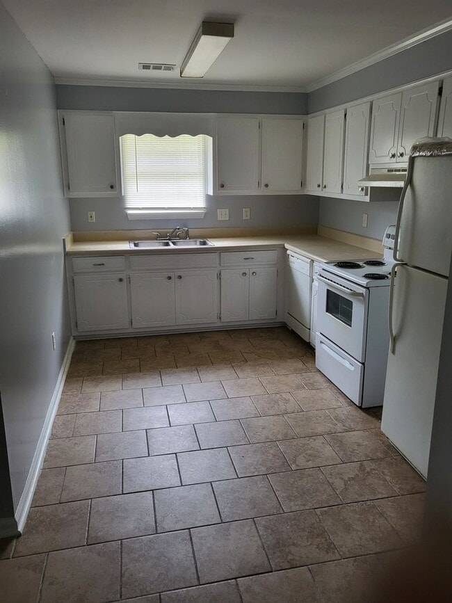 Building Photo - Single family home with covered front porc...