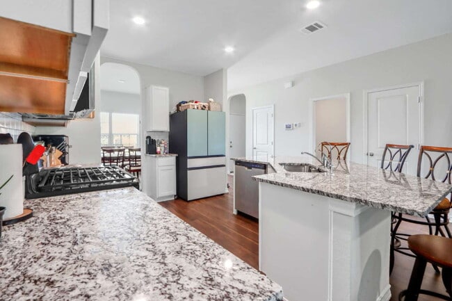 Building Photo - "Spacious 5-Bedroom Home with 3.5 Full Bat...