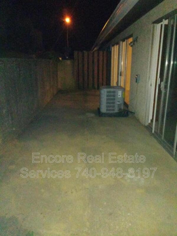 Building Photo - 1740 Oak Ct