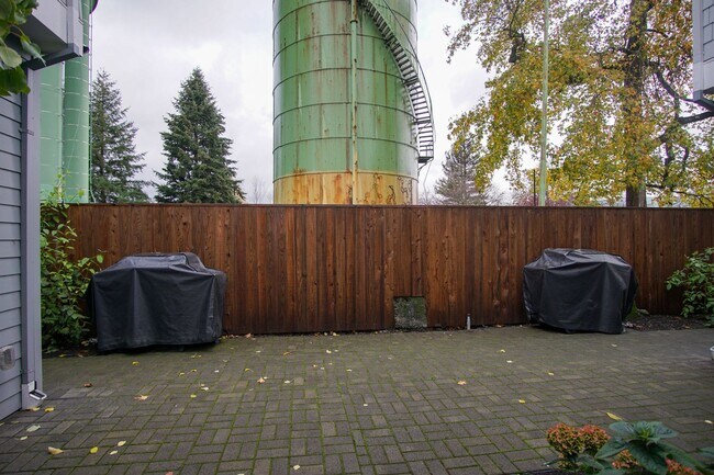 Building Photo - St. Johns-Sleek Modern Townhouse Ready Now!
