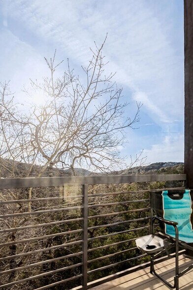 Building Photo - 805 The High Rd